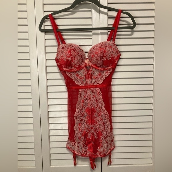 NWT Victoria’s Secret Red And White Lace Jeweled Garter Clip Chemise Size 34C